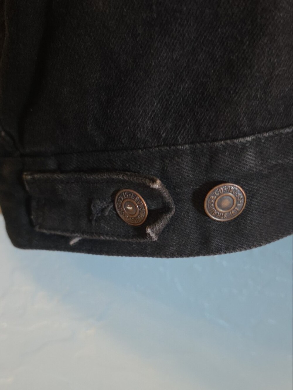 90s VTG Light Distressed Black Levi's Men's Denim-Style Jacket with Plaid Lining - Picture 8 of 9